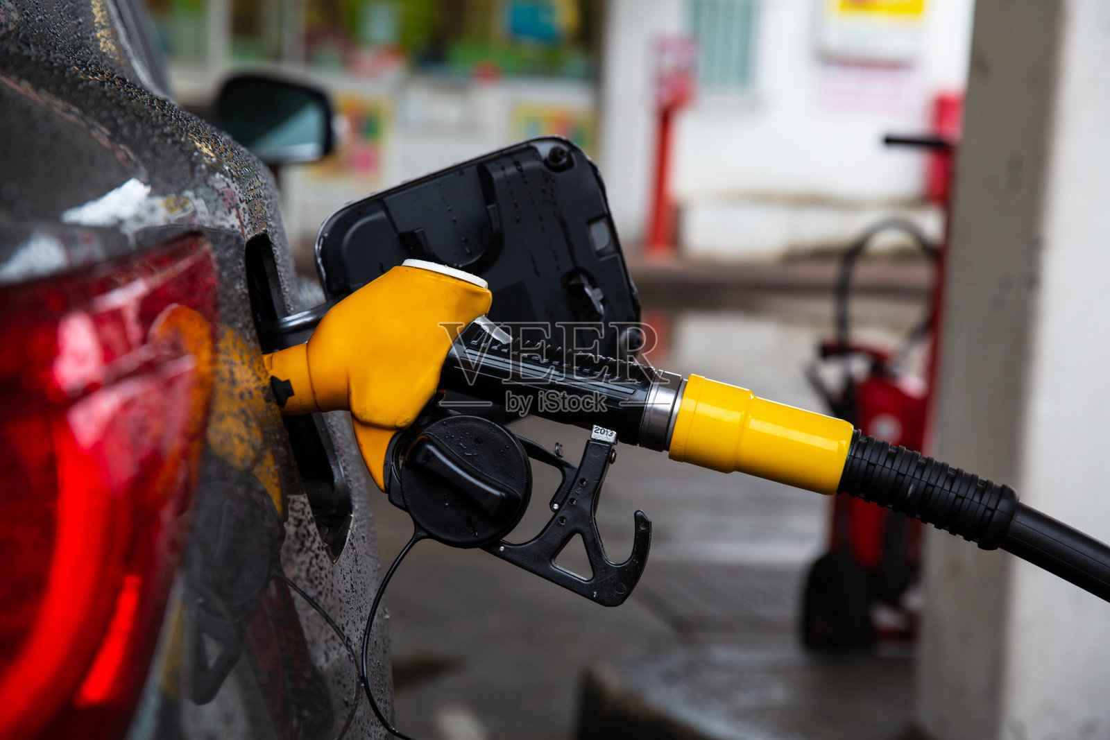 在加油站给汽车加油。照片摄影图片