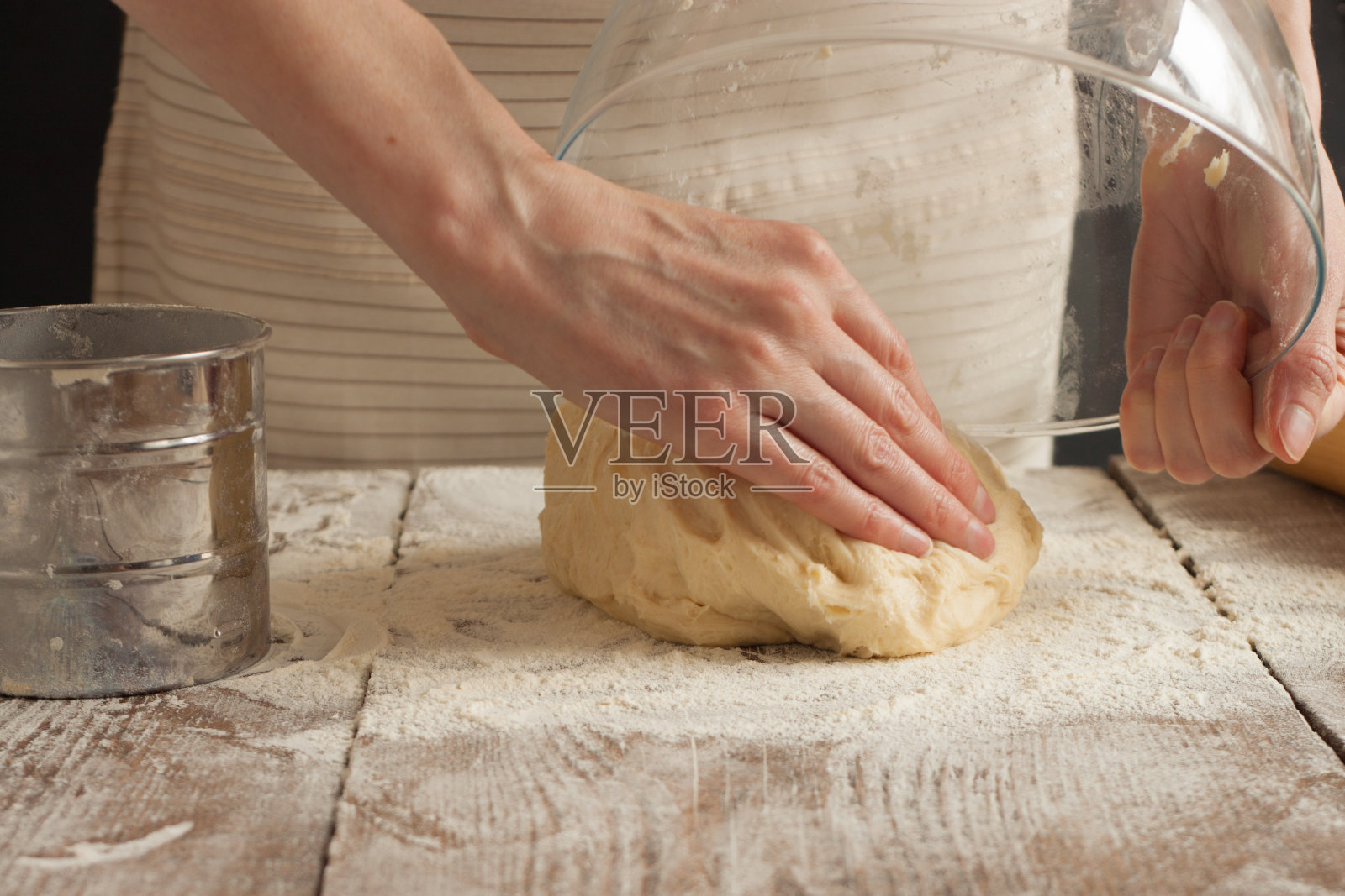 女人把生面团放在桌子上照片摄影图片