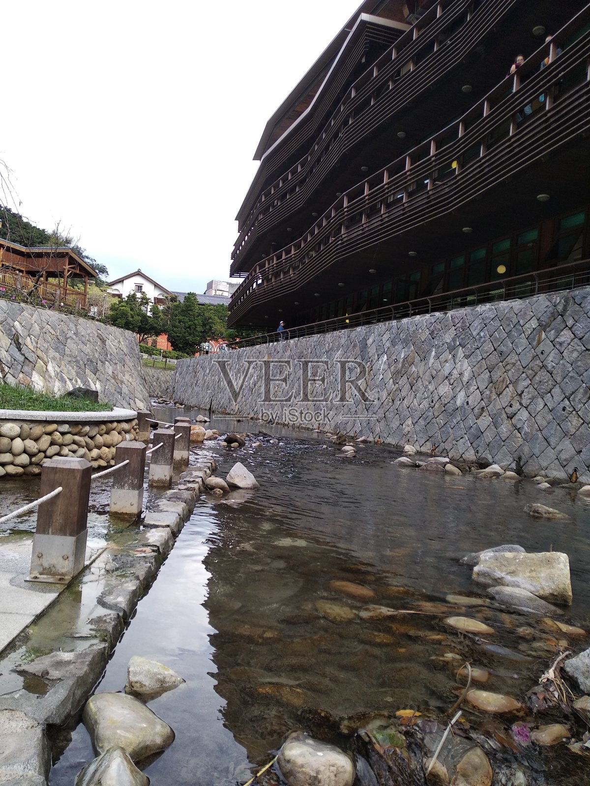在台湾台北北投图书馆旁流淌的河流照片摄影图片