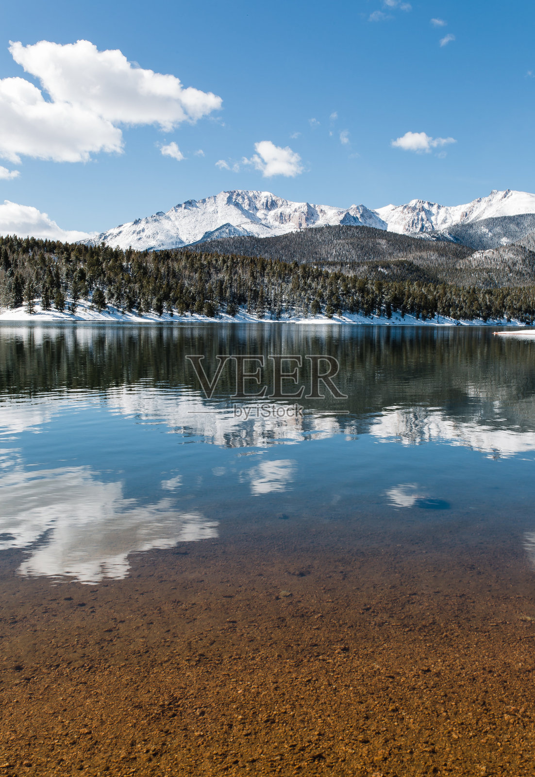 在科罗拉多州双子湖的冰川湖反射的肖像拍摄的积雪覆盖的埃尔伯特山。照片摄影图片