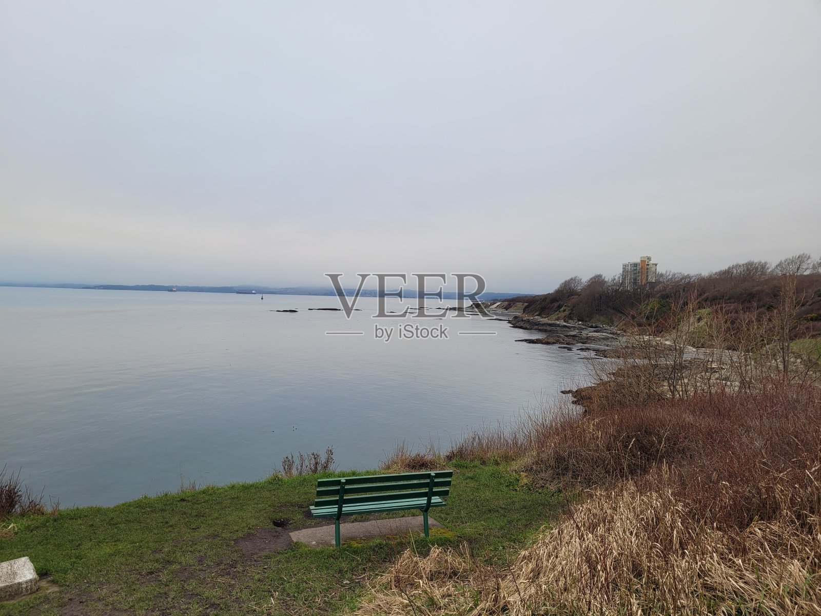 宁静的水和长椅照片摄影图片