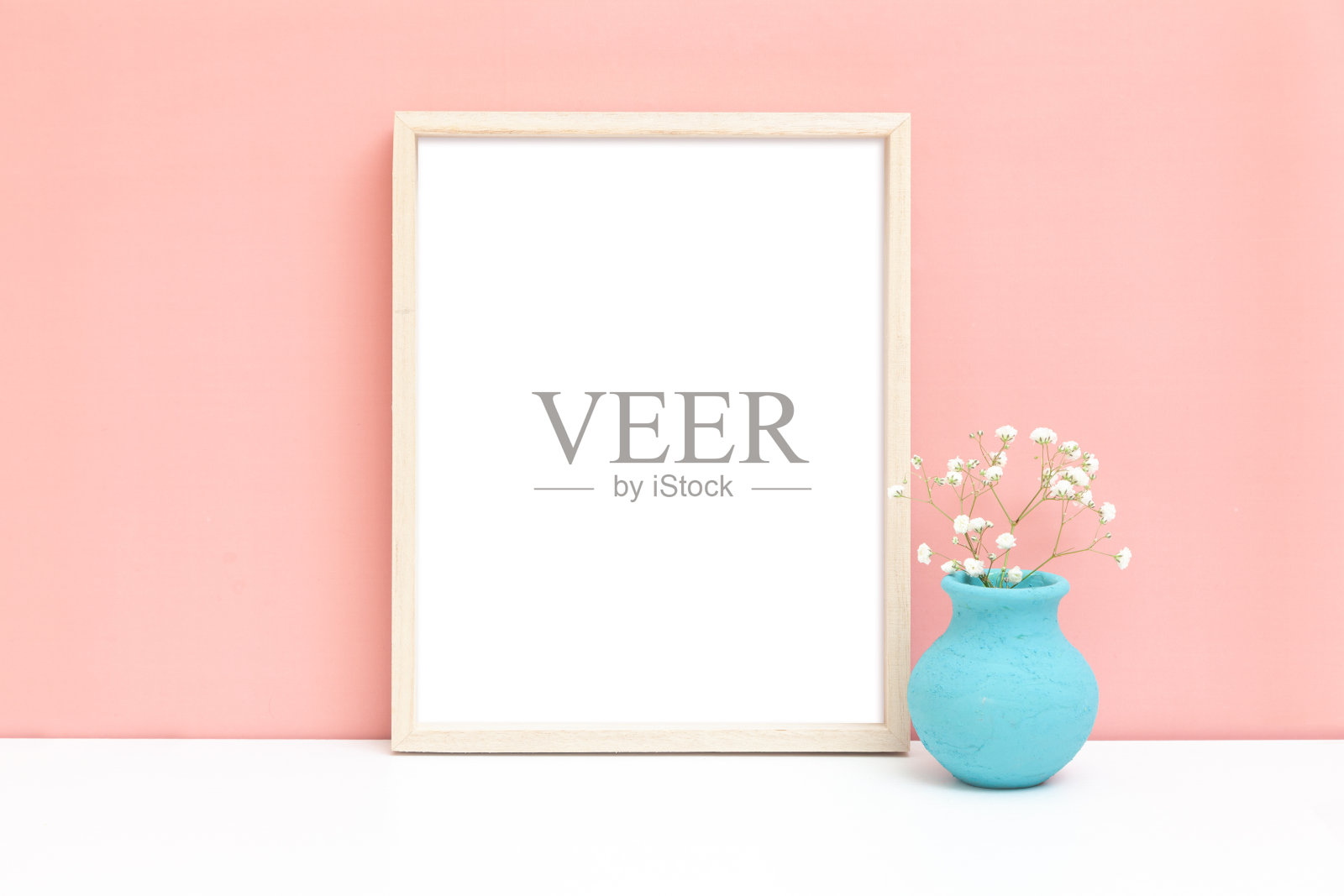 桌子上垂直的木框照片摄影图片