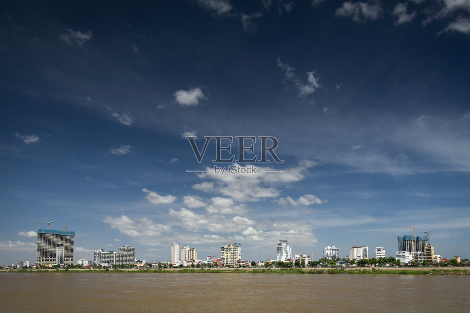 柬埔寨金边对面的chry Changva河畔天际线照片摄影图片