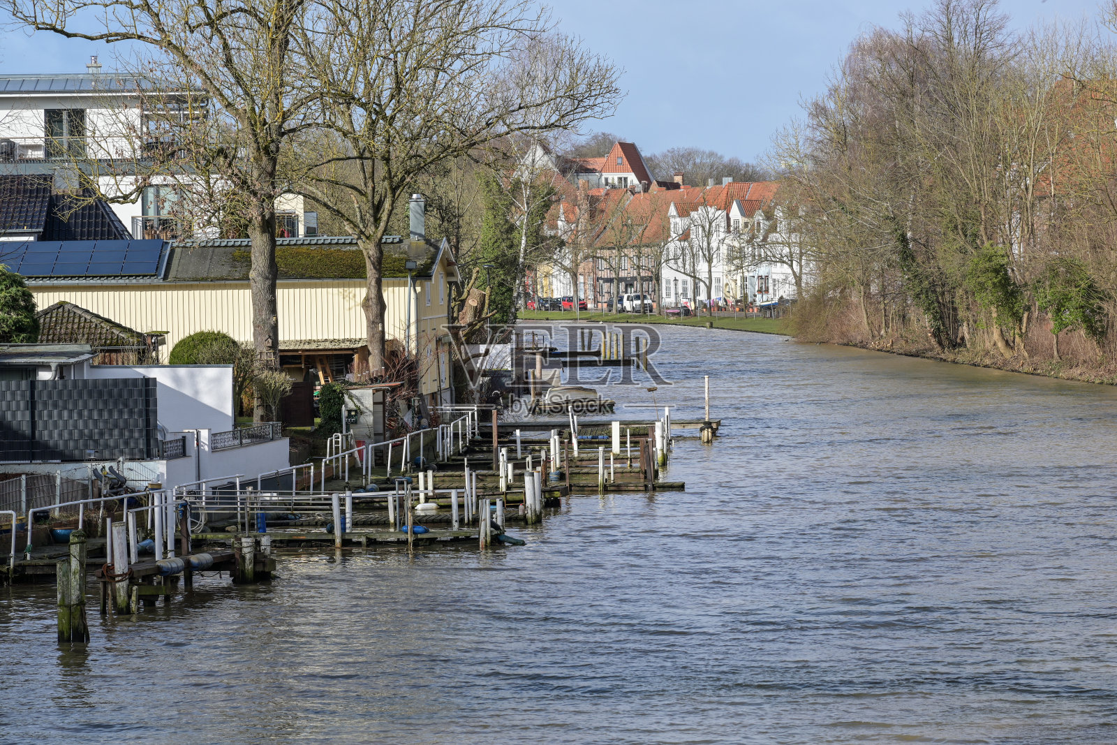 木船码头上的旅行，直接在历史悠久的古城吕贝克，德国在一个阳光明媚的早春日子，复制空间照片摄影图片