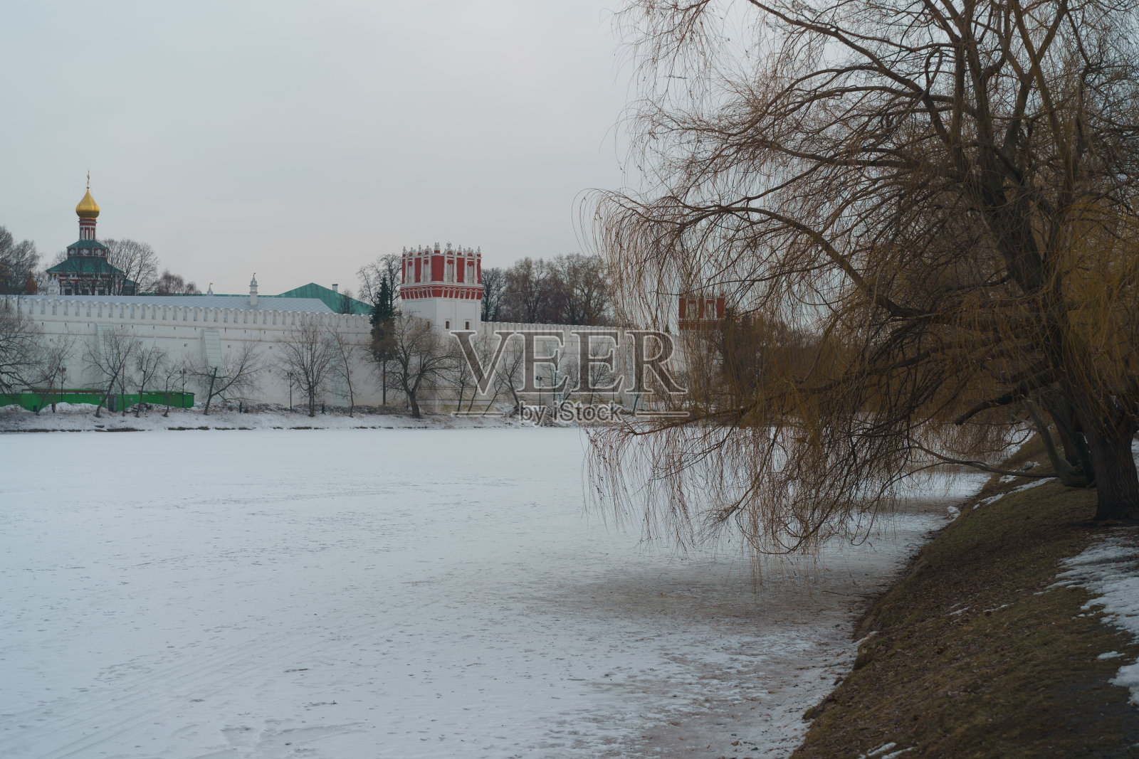 雪白寒冷的俄罗斯冬天在城市公园里照片摄影图片