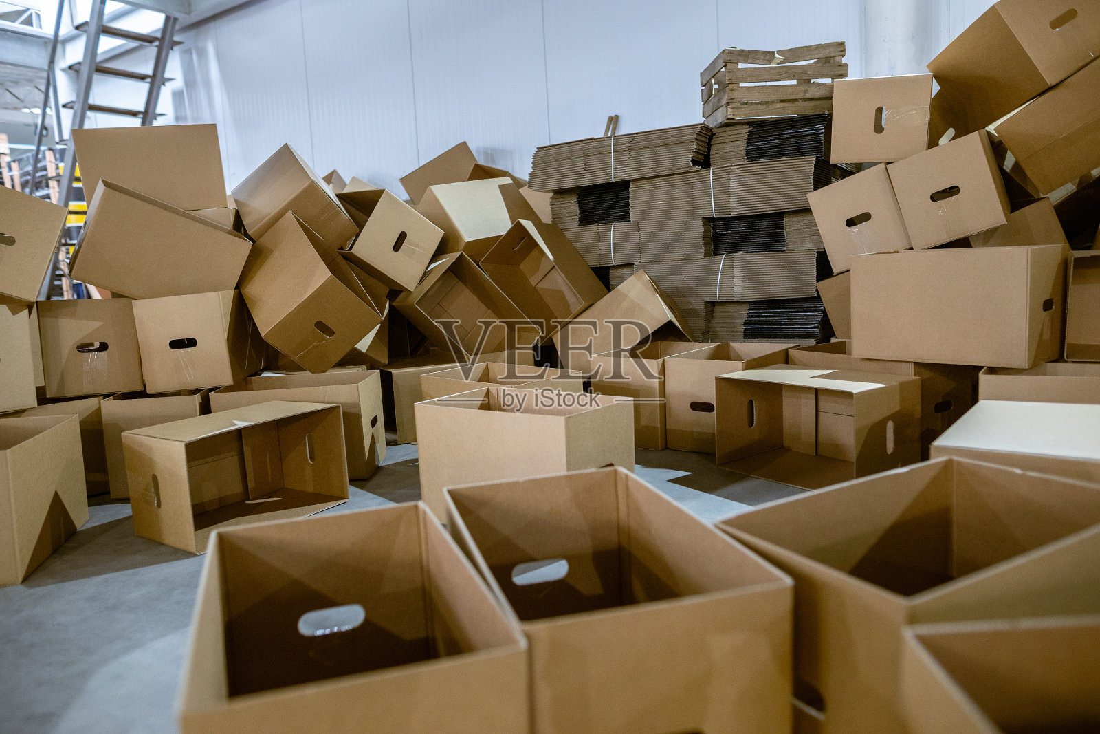 组装和拆卸折叠纸板盒穿孔的瓦楞纸板。工业生产成品的包装。照片摄影图片