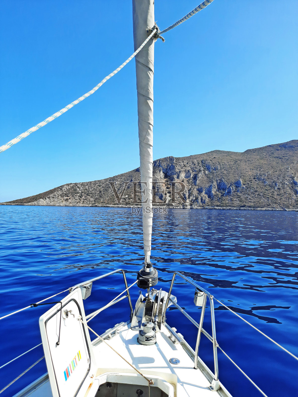 从一艘在风下航行的帆船的船头看去照片摄影图片