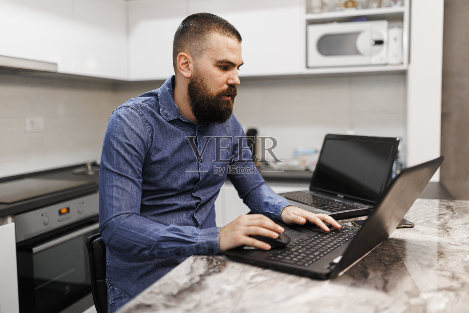 年轻人在家使用笔记本电脑工作照片摄影图片