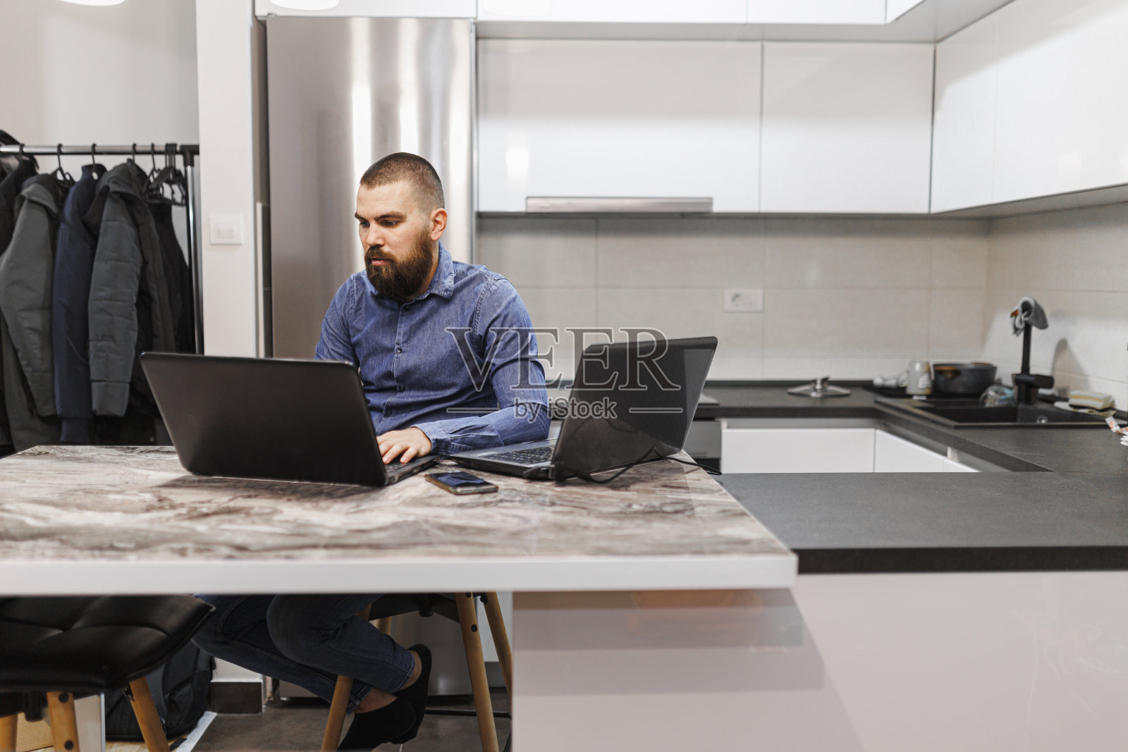 年轻人在家使用笔记本电脑工作照片摄影图片