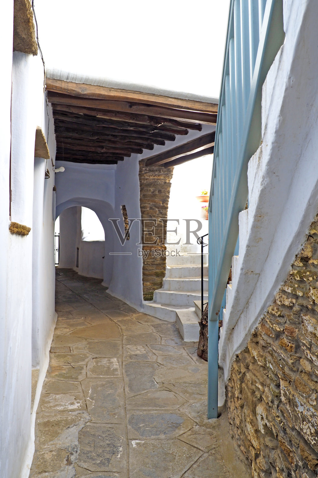 Kechrovouni修道院位于爱琴海中心蒂诺斯岛的基克拉迪斯群岛，是一座建于10世纪的大型宗教建筑群，靠近Arnados村庄照片摄影图片