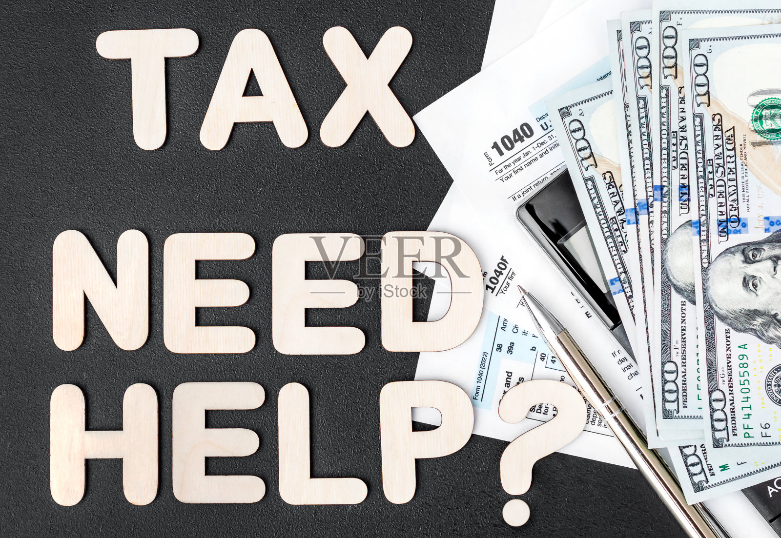 税收和需要帮助文本与税收表格，金钱和计算器上的黑色。照片摄影图片