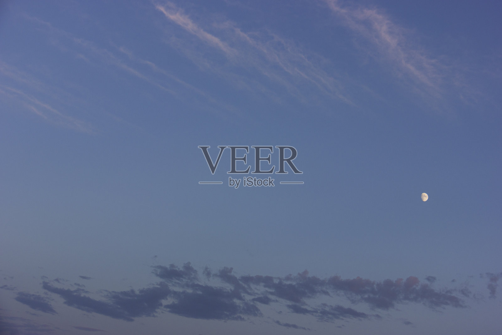 夏夜的天空，月亮升起，晚霞依然可见照片摄影图片