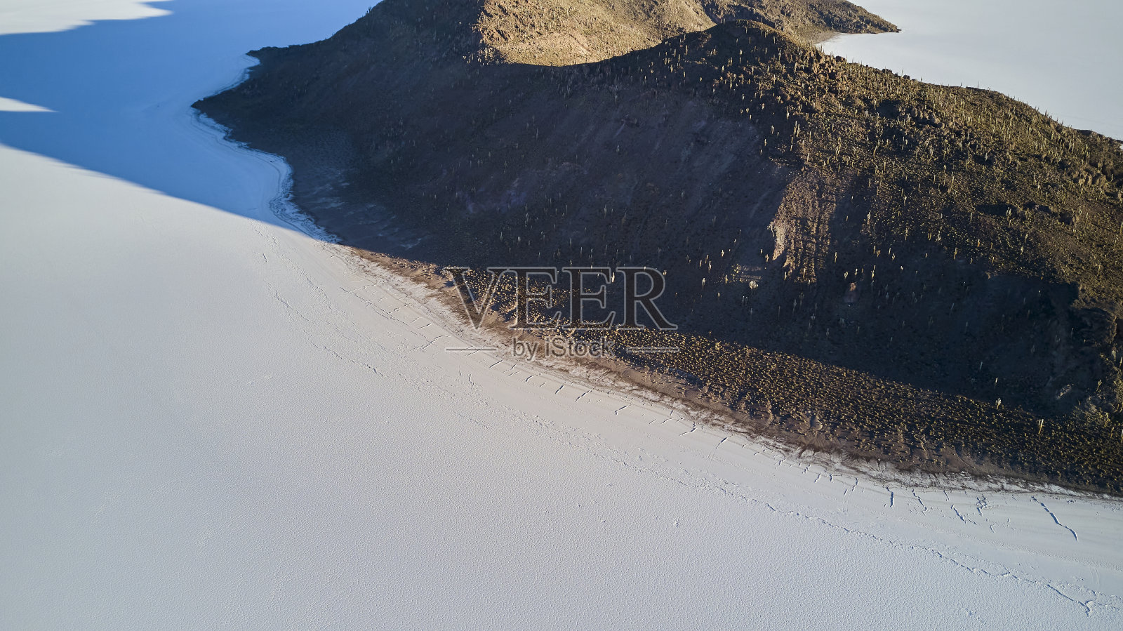 乌尤尼盐沼，图努帕盐沼，世界上最大的盐沼，位于玻利维亚安第斯山脉的高原上。世界上最大的锂源，南美洲最受欢迎的旅游目的地照片摄影图片