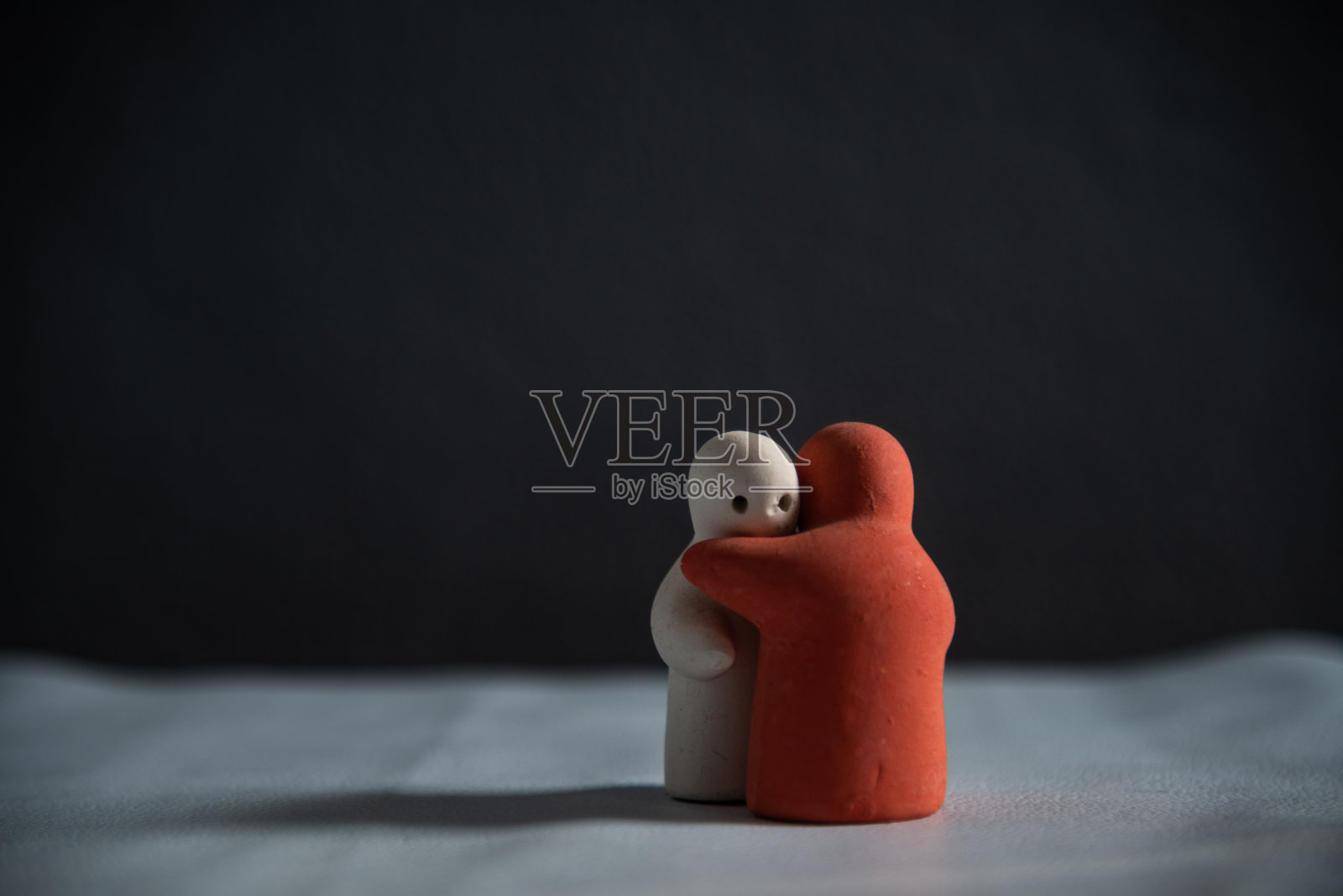 在情人节里拥抱。照片摄影图片