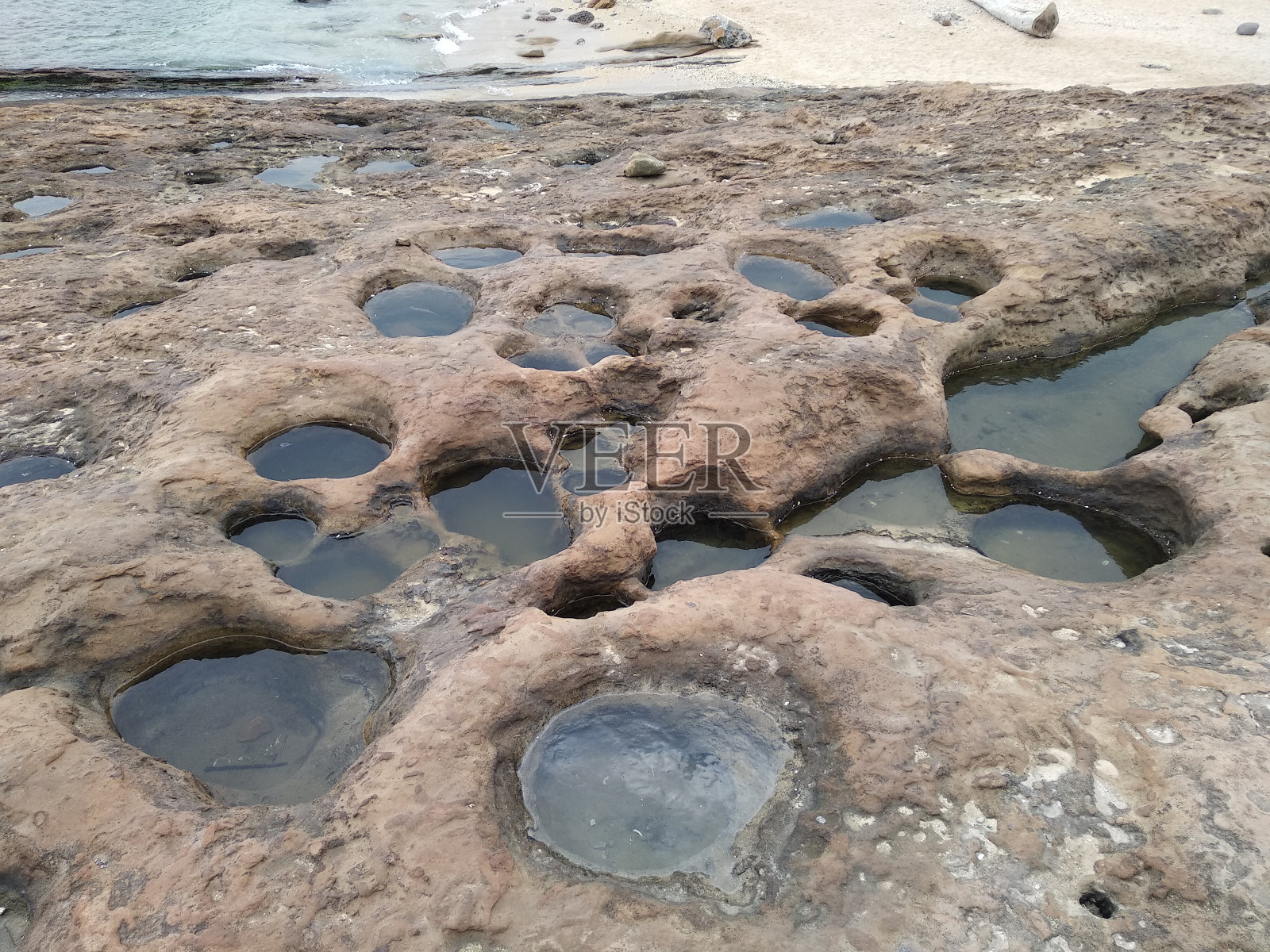 台湾台北野柳因海水侵蚀而形成的独特石洞景观照片摄影图片