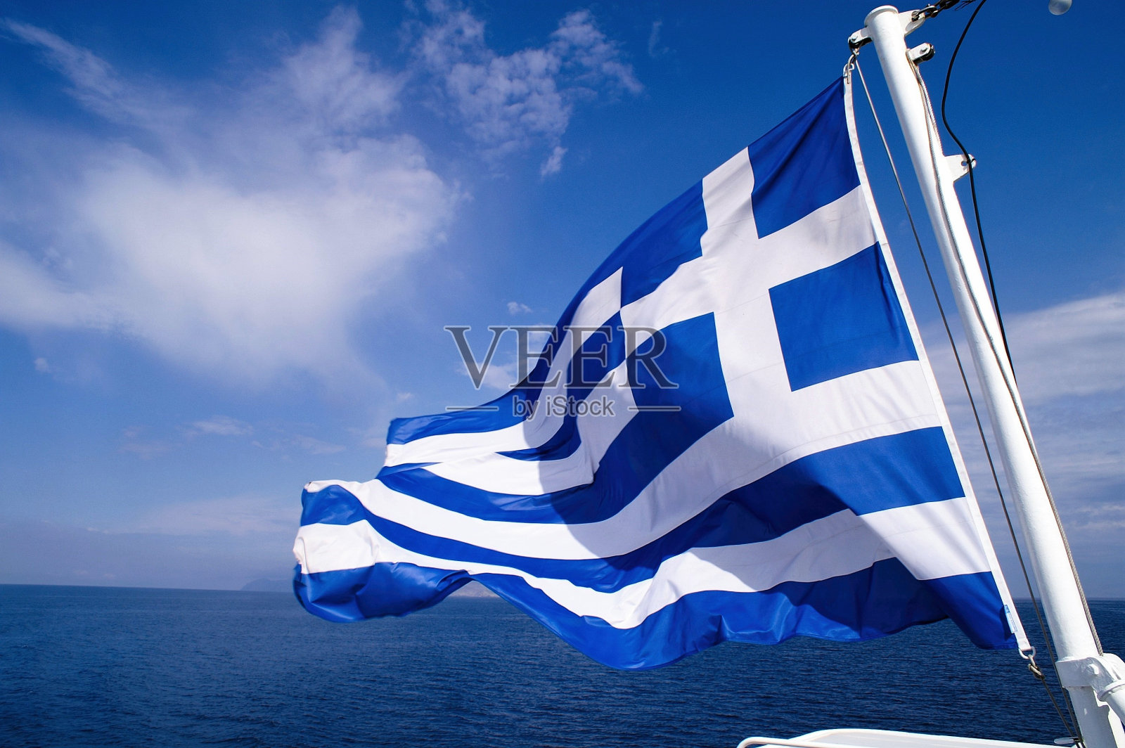 渡船上飘扬的希腊国旗照片摄影图片