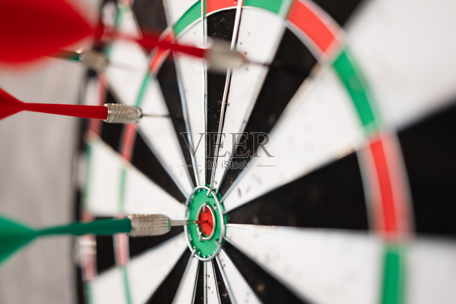 用飞镖近距离观察镖靶照片摄影图片