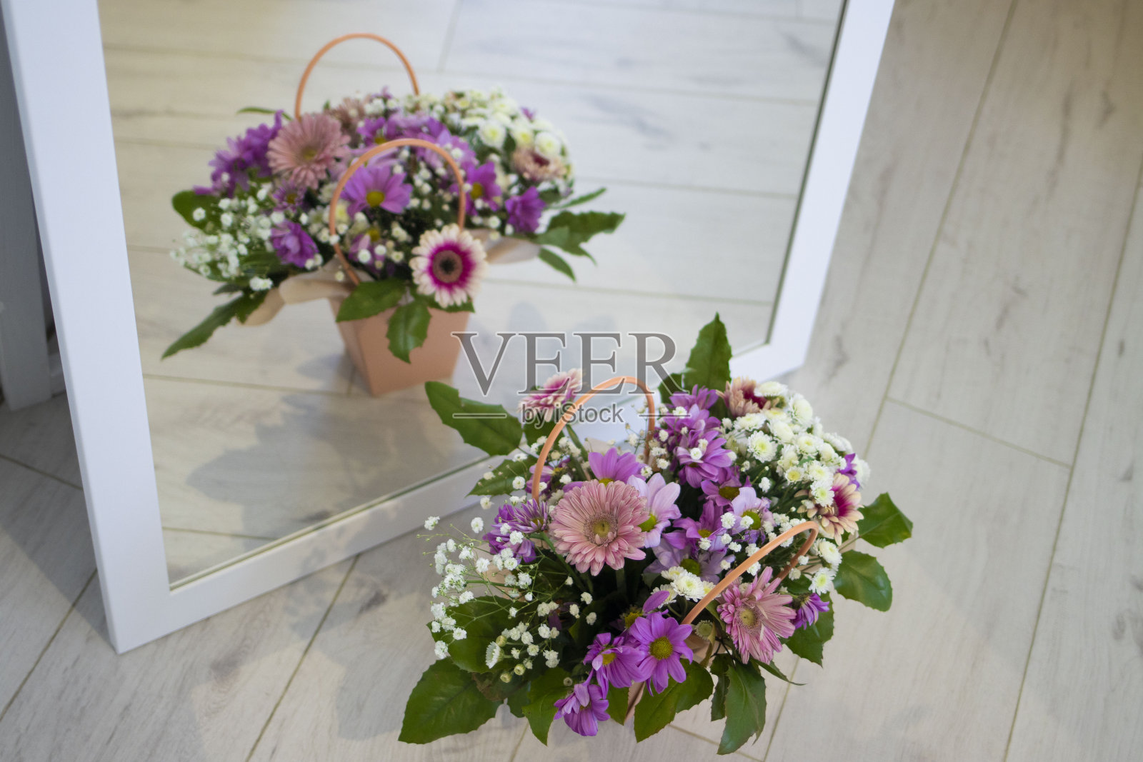 送给心爱的女人的礼物照片摄影图片