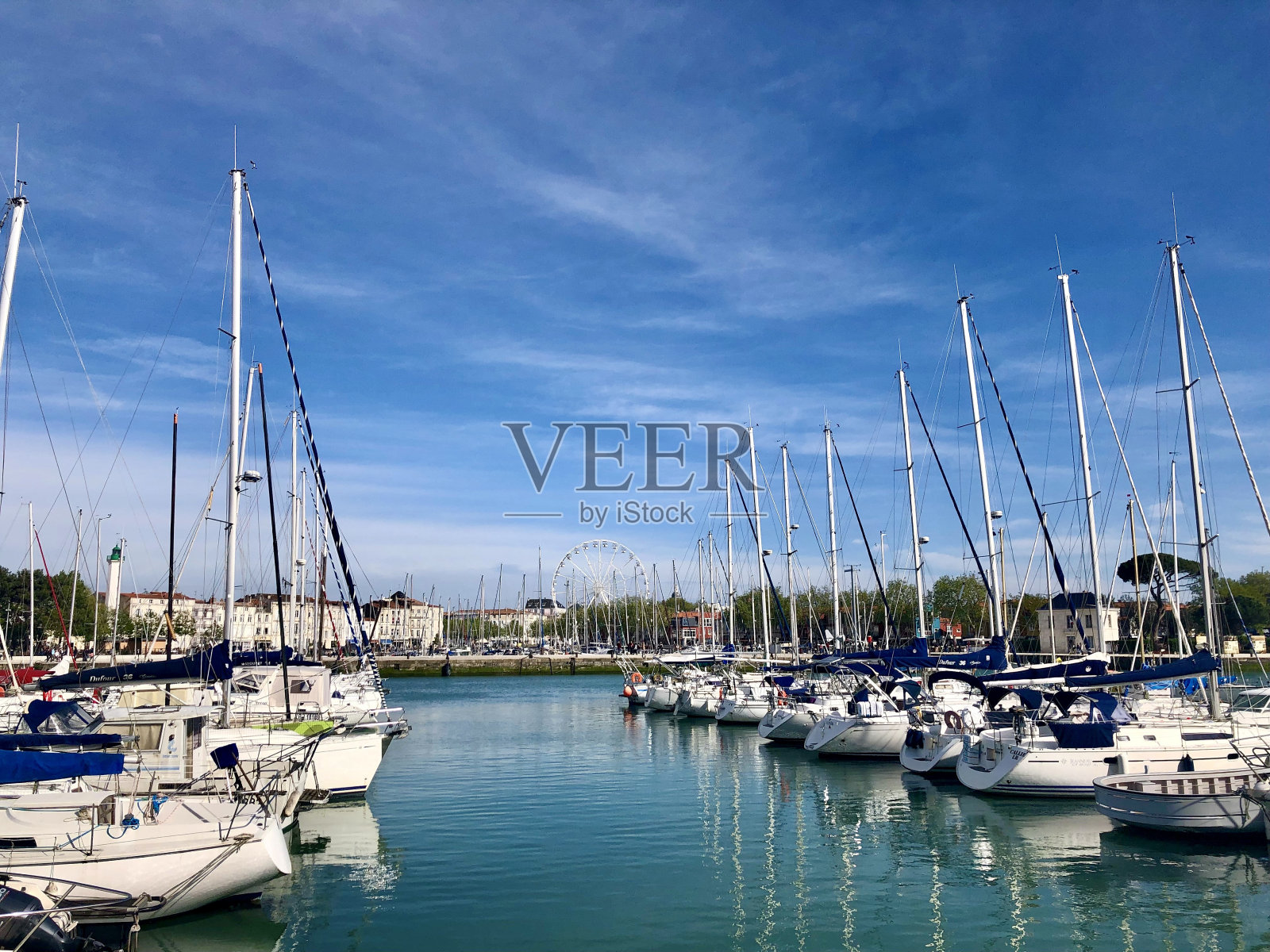 法国拉罗谢尔旧港上的船只照片摄影图片