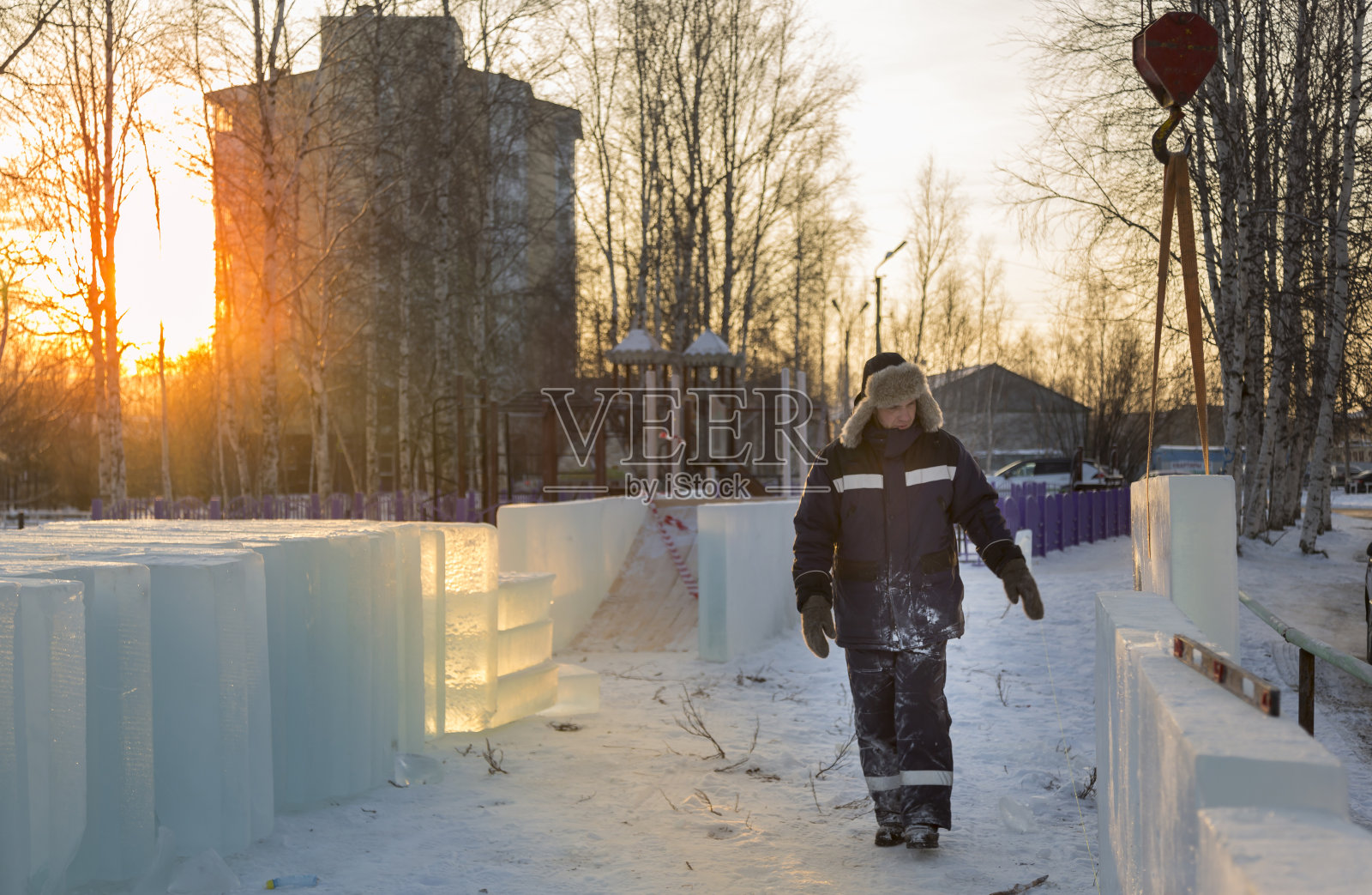 一名工人在冰城组装现场的肖像照片摄影图片