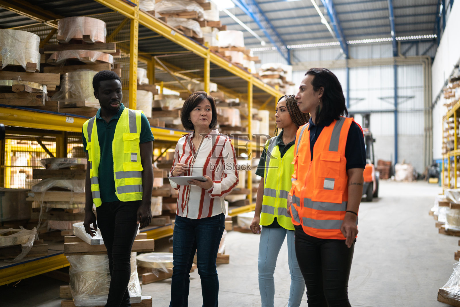 经理在仓库里和队员们谈话照片摄影图片