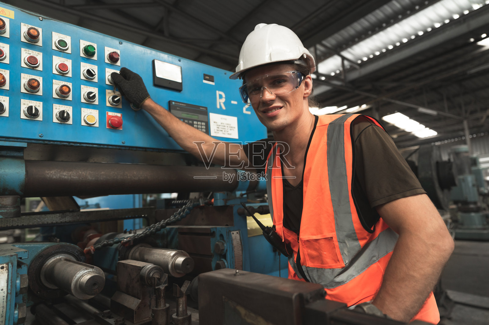 工程师、领班在工厂里努力工作照片摄影图片