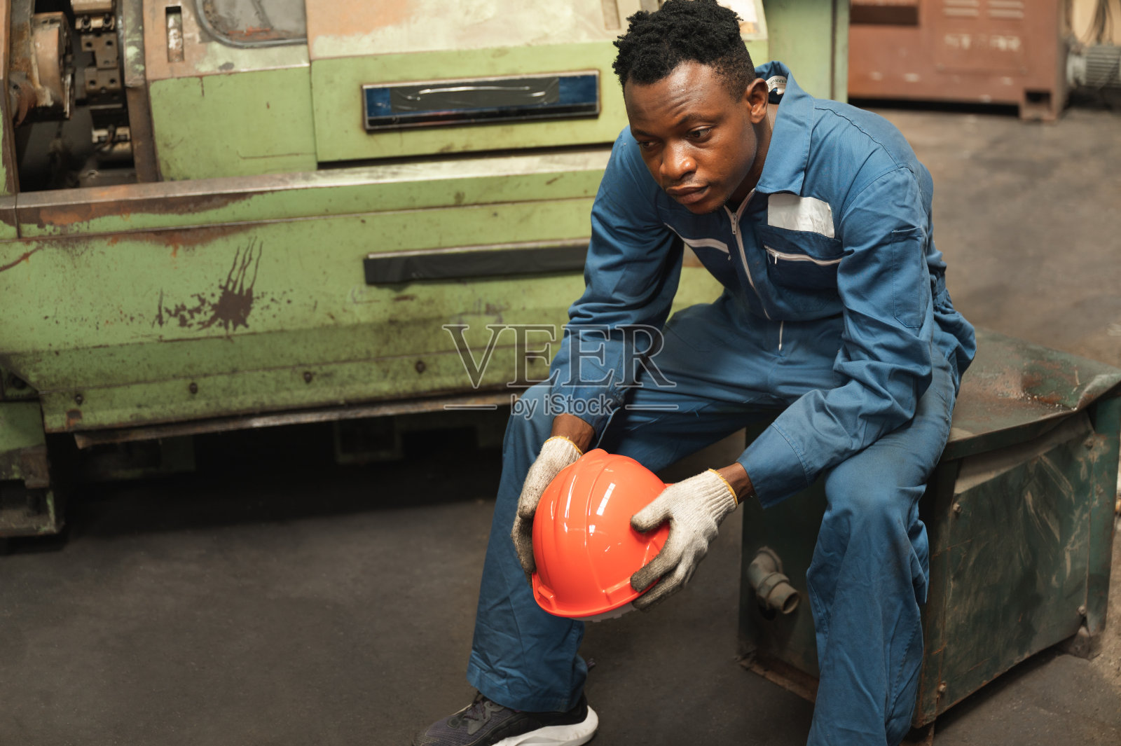 机械厂的疲惫机械师照片摄影图片