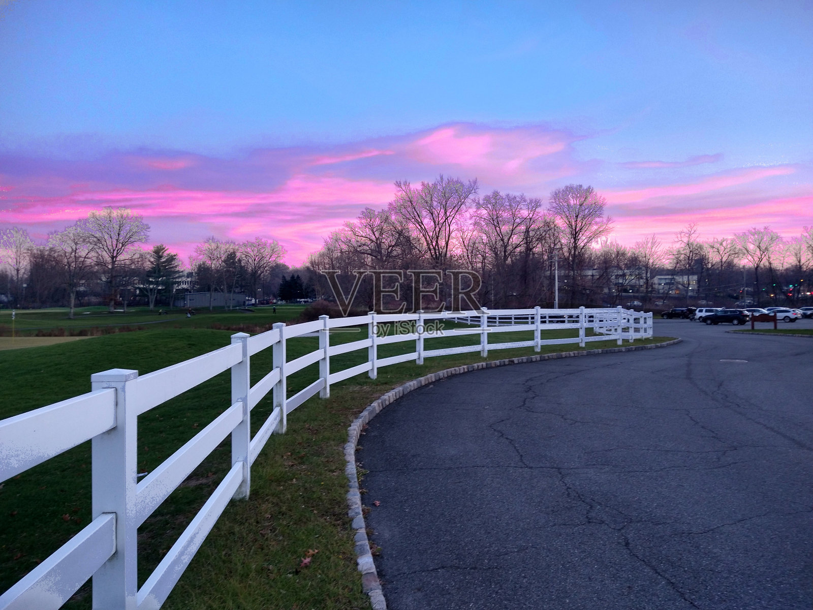栅栏外的日出照片摄影图片