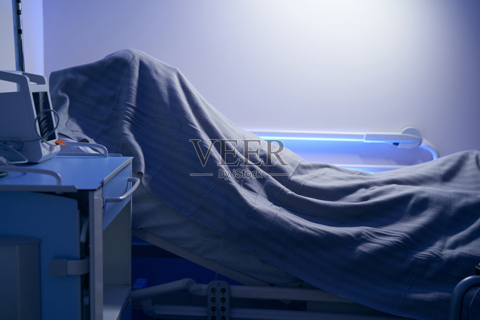 与医院里的人同床的照片照片摄影图片