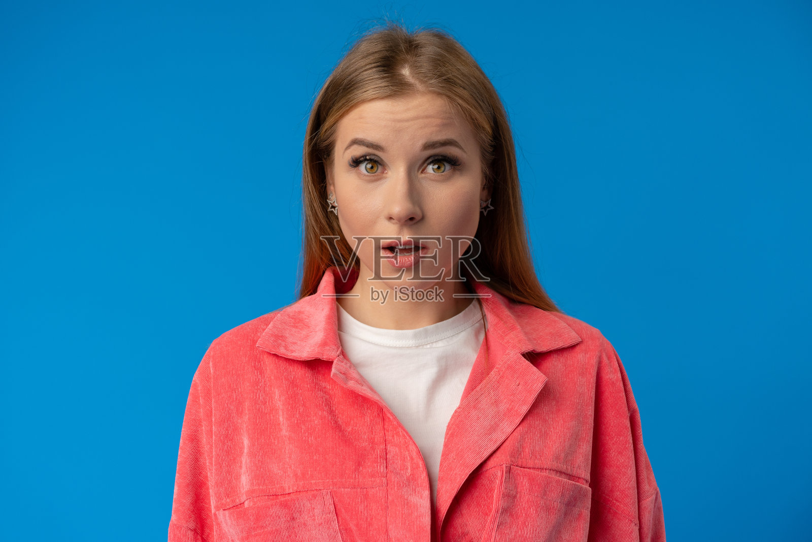 消极紧张的年轻女子在蓝色背景上遇到麻烦照片摄影图片