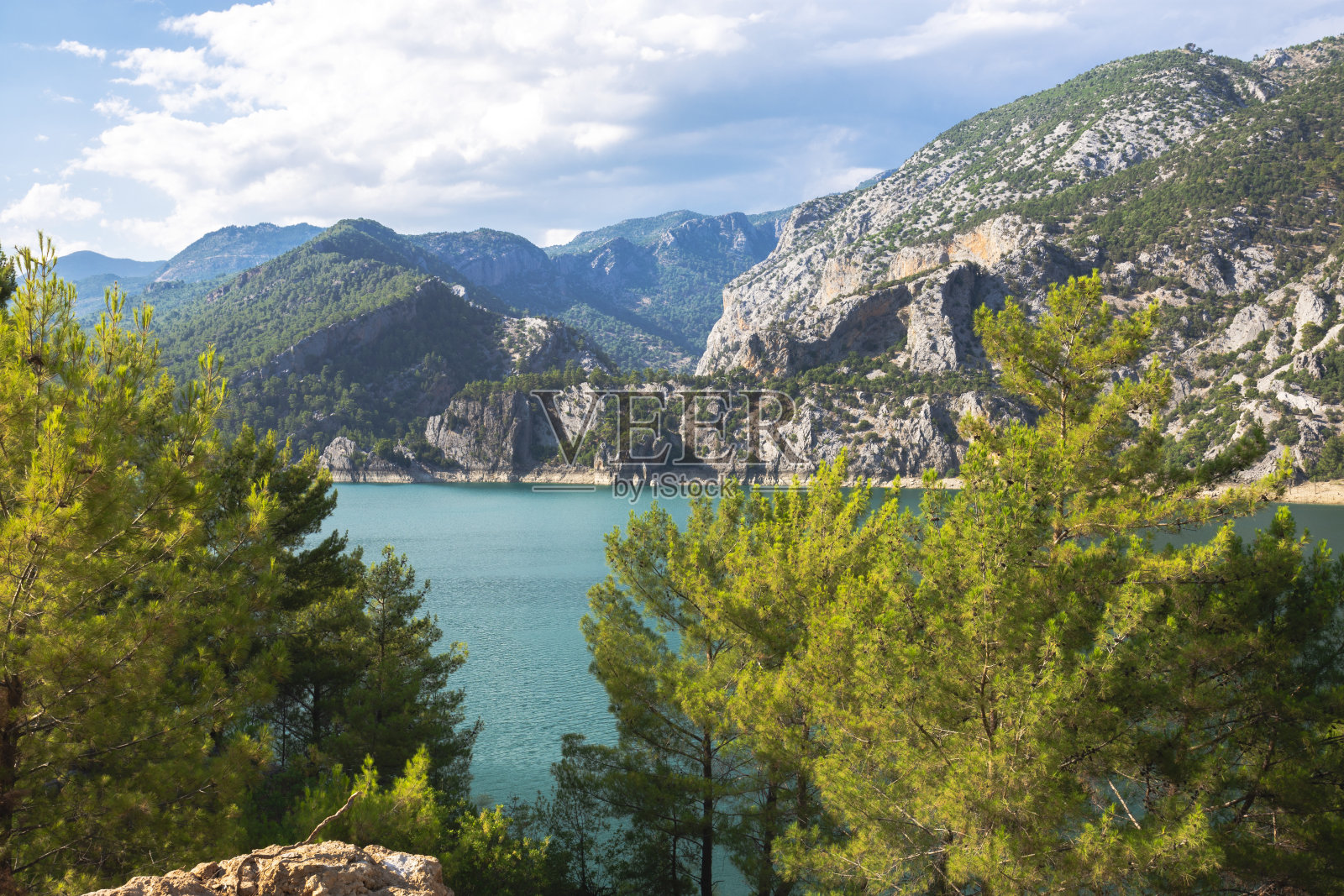 大坝湖和山景从徒步旅行照片摄影图片