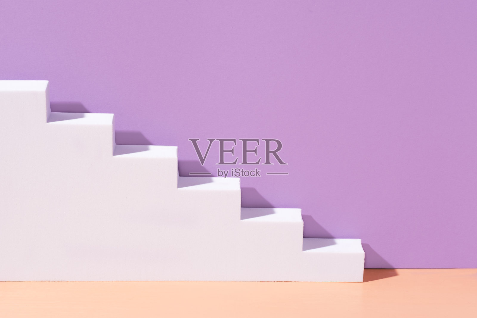 模型，背景有楼梯。建筑元素与明亮的阳光和时尚的阴影平面设计，极简主义。2022年流行色趋势:极浅紫色和平静的珊瑚色，垂直格式照片摄影图片