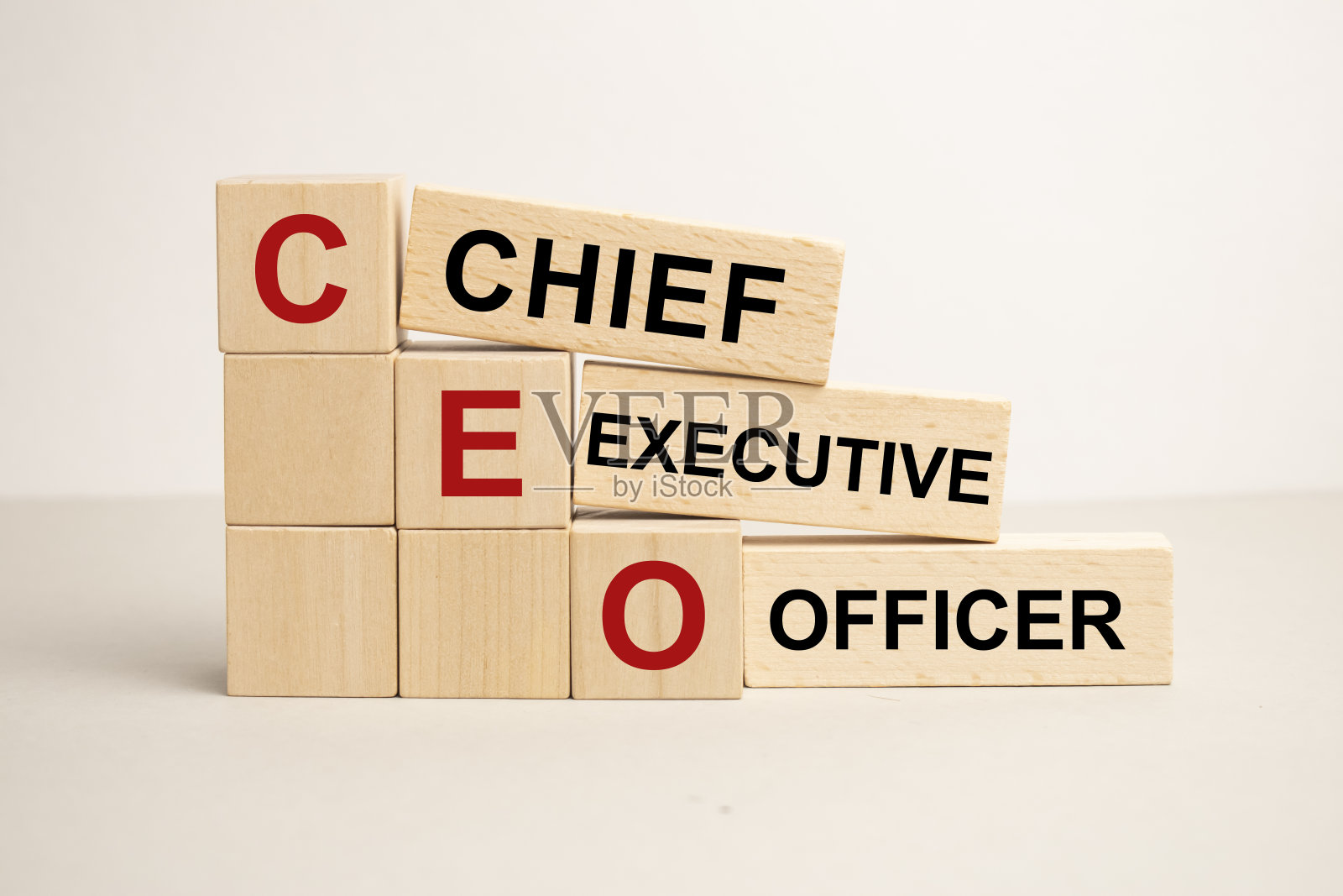 CEO木块字的灰色背景。首席执行官-首席执行官，信息概念。照片摄影图片