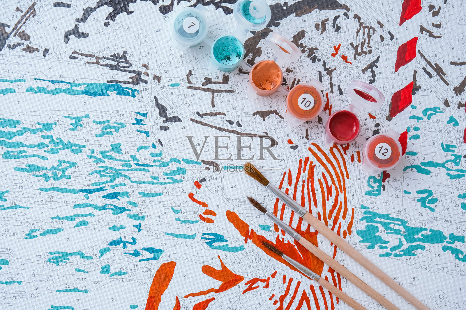 丙烯颜料在有编号的画布上。图片的数字。创造性的爱好。绘画初学者。宅在家里的爱好，抗压的想法。冥想，放松观念教育。休闲活动插画图片素材