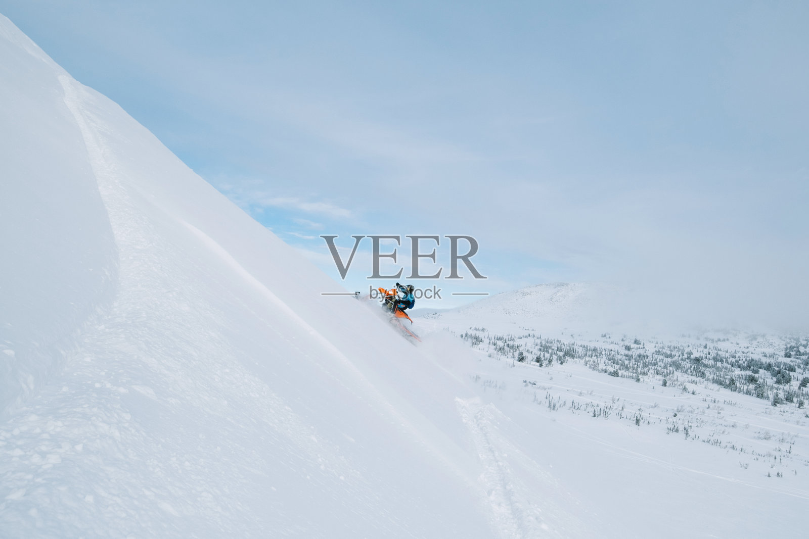 骑雪车的人在美丽的雪粉山谷。修改越野摩托车与雪花飞溅和trail。雪地车运动骑行，冬日阳光明媚照片摄影图片