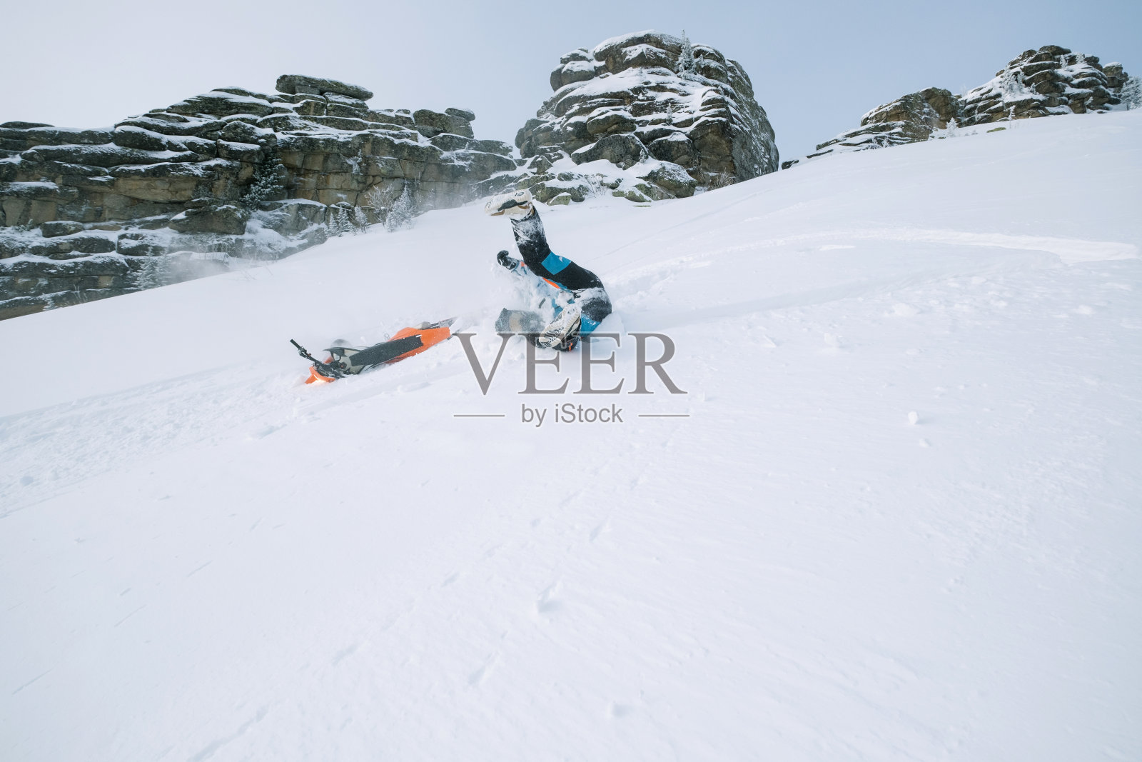 骑雪车的人在美丽的雪粉山谷。修改越野摩托车与雪花飞溅和trail。雪地车运动骑行，冬日阳光明媚照片摄影图片