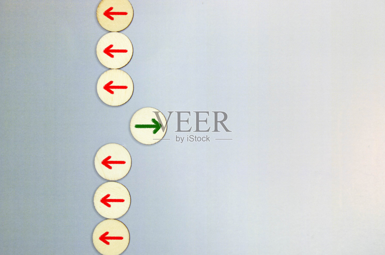 红色木块与箭头面对个人指向不同的方式在蓝色背景上照片摄影图片