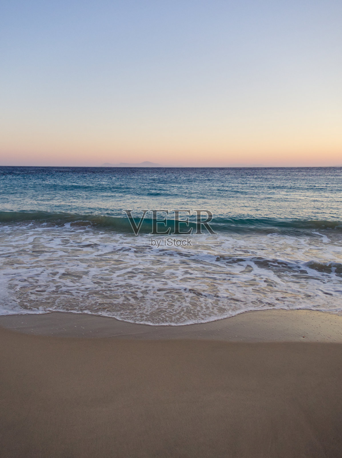 在希腊基克拉迪斯的多瑙萨，日落时的海景照片摄影图片