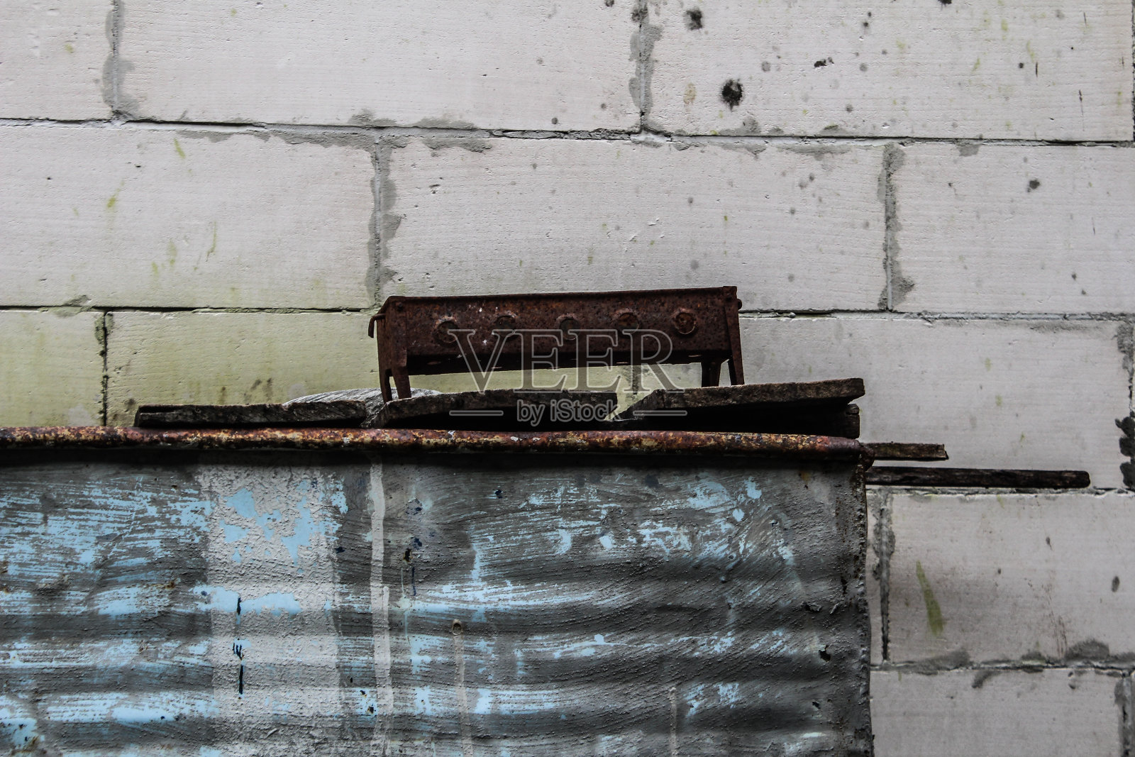 锌鱼池照片摄影图片