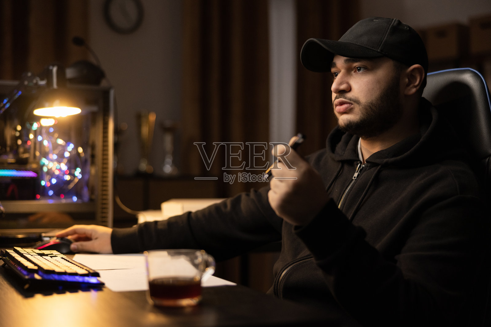 一个专业的程序员深夜坐在开着灯的电脑前，喝着咖啡填写文档，编写软件脚本，检查数据库，远程信息学工作照片摄影图片