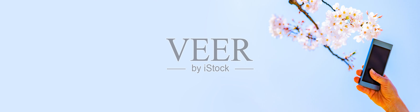 在日本，一名女子用智能手机拍照并分享社交网络照片摄影图片