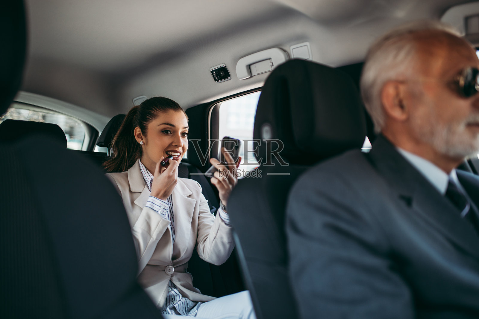 一辆车里的年轻女商人照片摄影图片