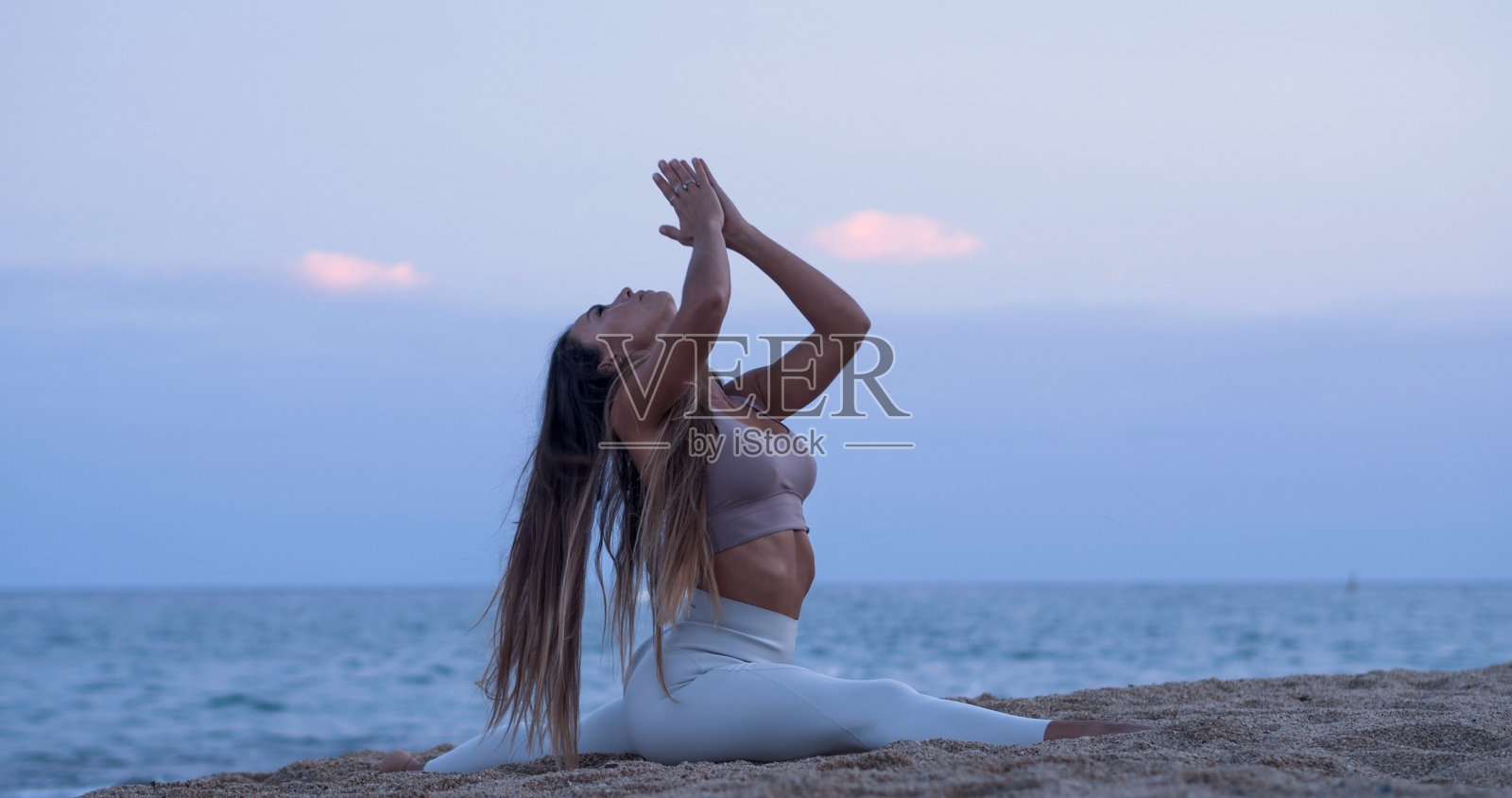 日落时分在海里练瑜伽的女人。专注,冥想照片摄影图片