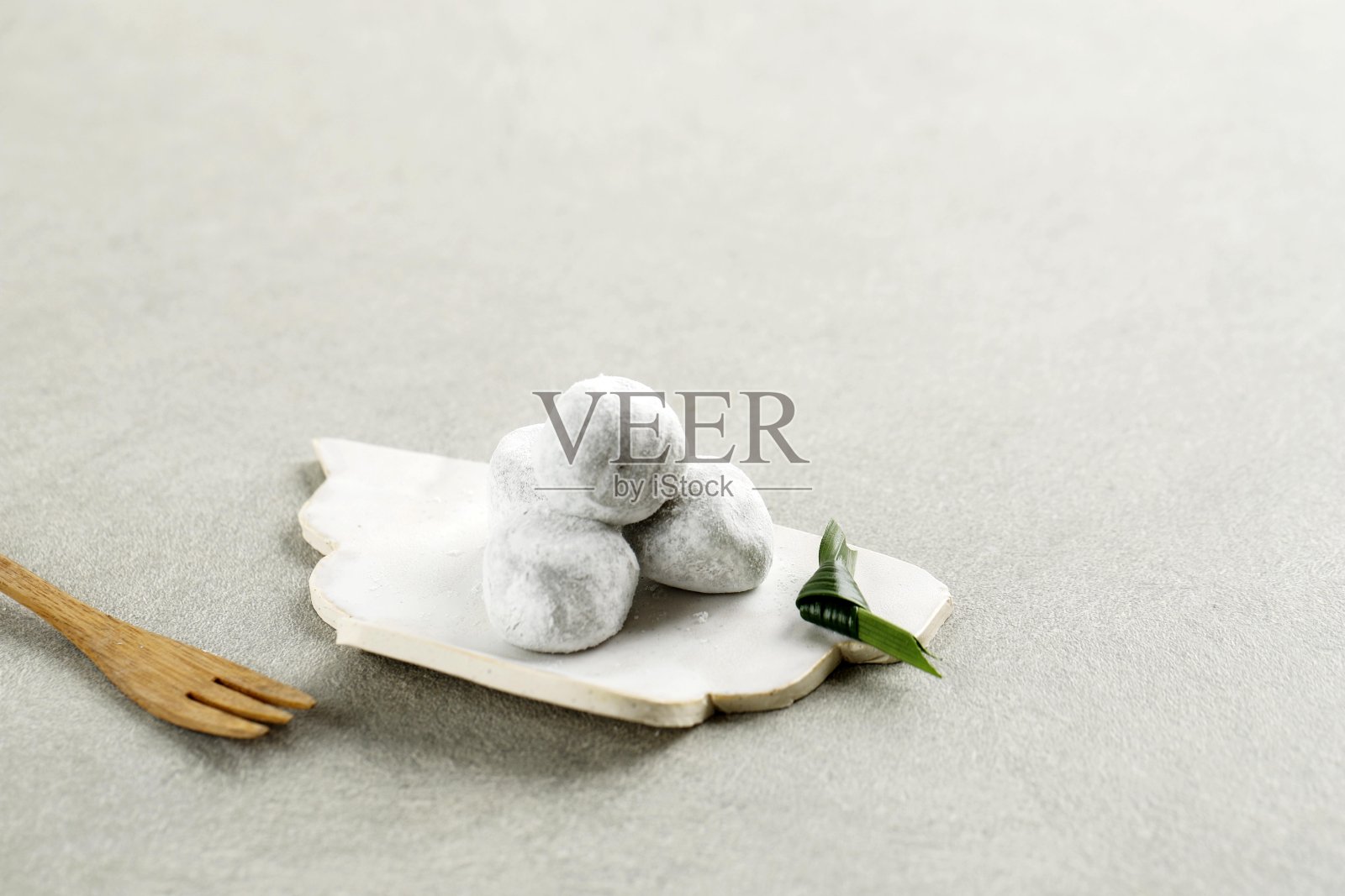 灰色背景上的日本麻糬照片摄影图片