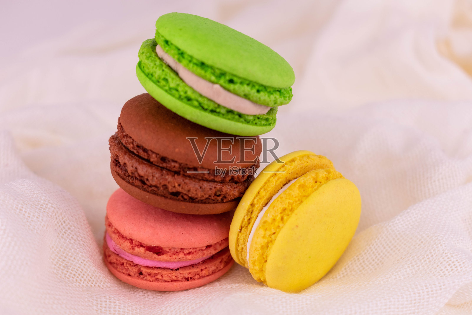 白色背景的法式马卡龙。照片摄影图片