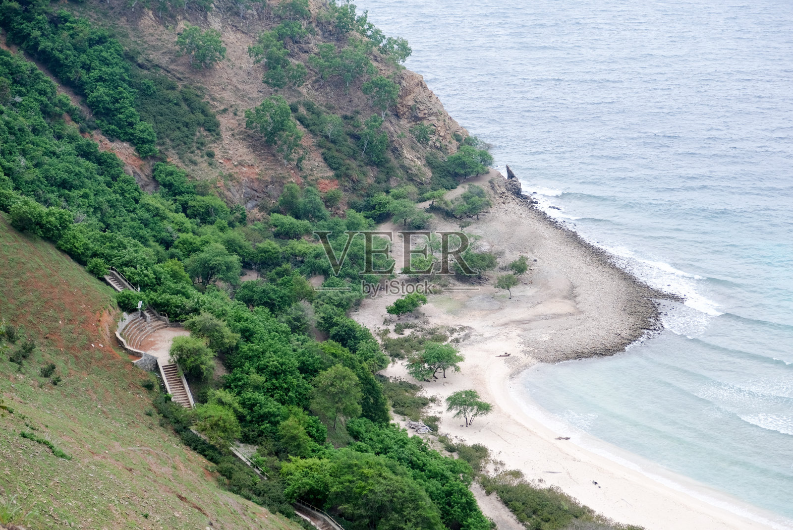 帝力基督山的美丽景色，东帝汶。热带海滩鸟瞰图。照片摄影图片