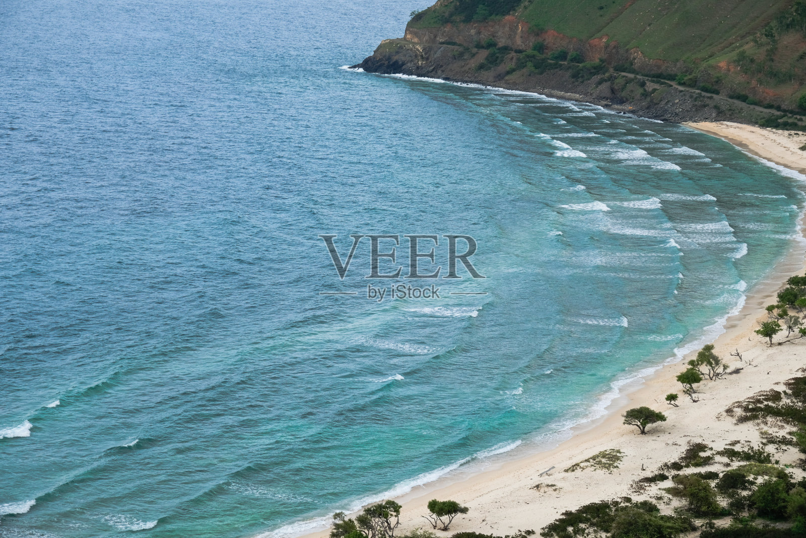 美丽的克里斯托Rei背后的海滩或称为Dolok Oan海滩在帝力，东帝汶。热带海滩鸟瞰图。照片摄影图片