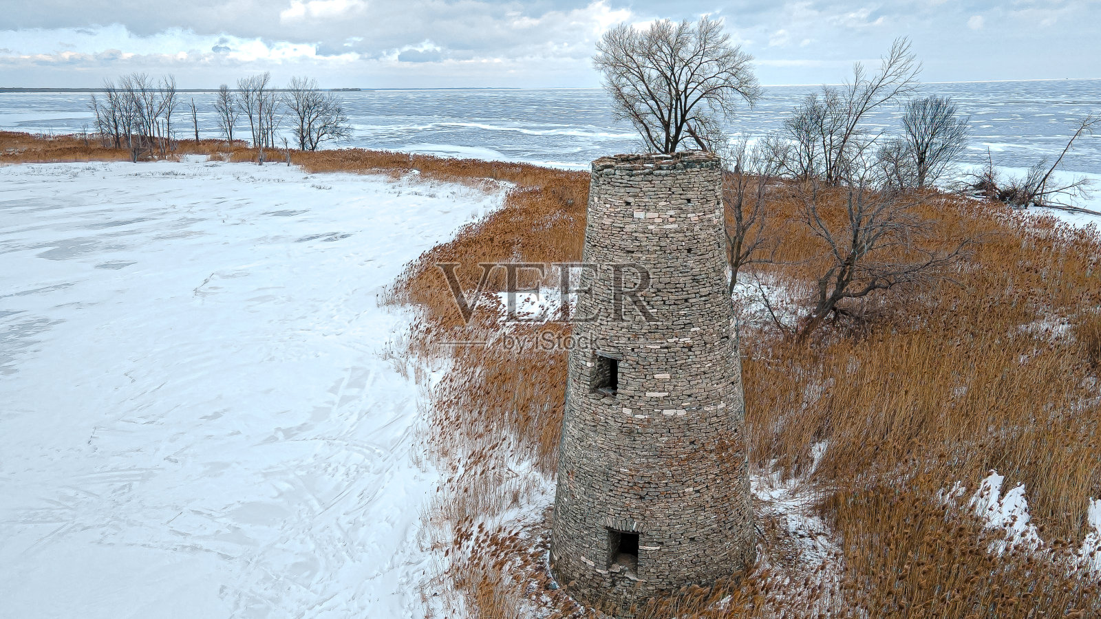 冬天的一座废弃的灯塔照片摄影图片