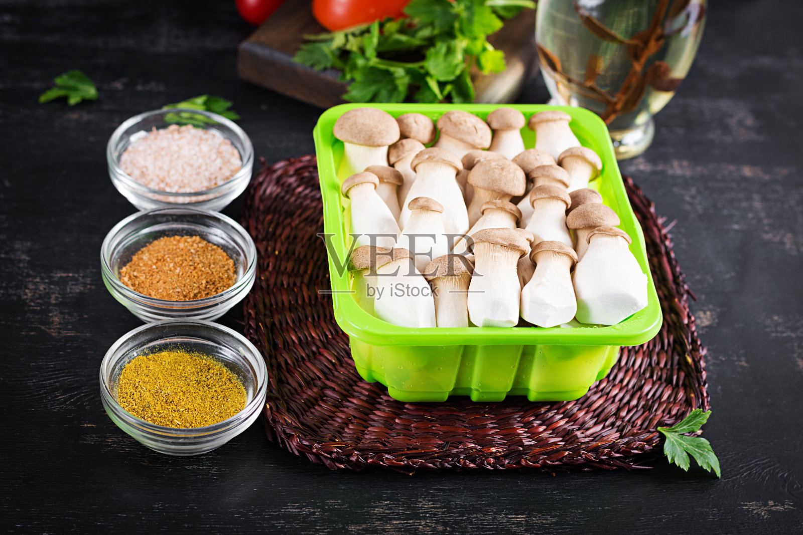 生蚝王蘑菇杏脯在黑暗的背景照片摄影图片