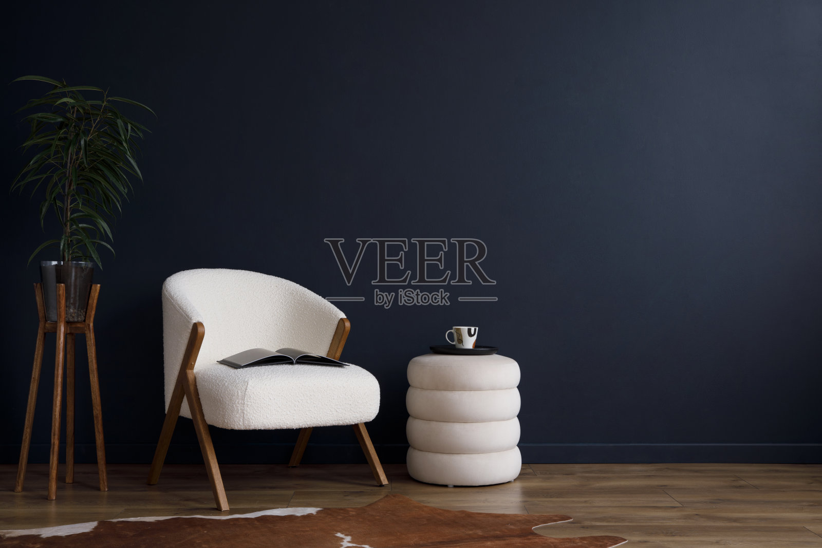 优雅的现代客厅室内设计，毛绒扶手椅，软垫，木制马桶和现代家居配件。蓝色的墙。模板。副本的空间。照片摄影图片